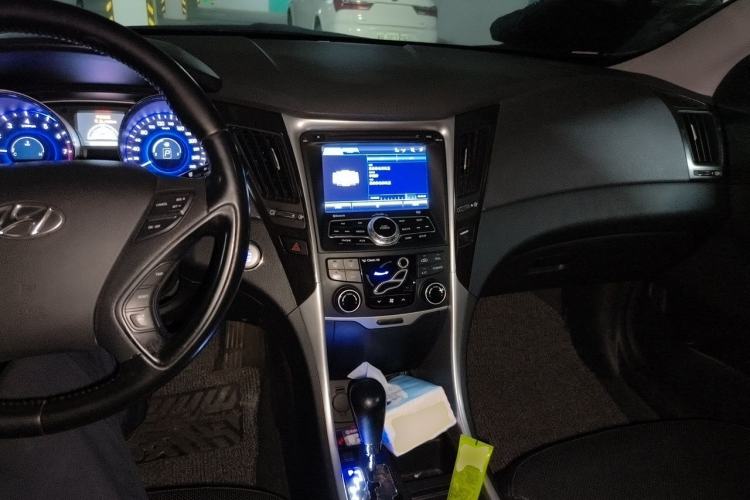 Used Hyundai Sonata 2013 2.4L Automatic Luxury Version China IV Standard Center Console