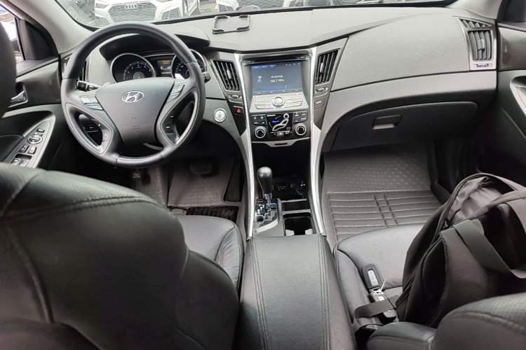 Used Hyundai Sonata 2013 2.4L Automatic Luxury Version China V Standard Center Console