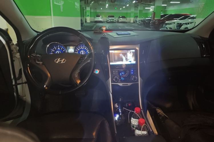 Used Hyundai Sonata 2013 2.4L Automatic Leading Edition China IV Standard Center Console