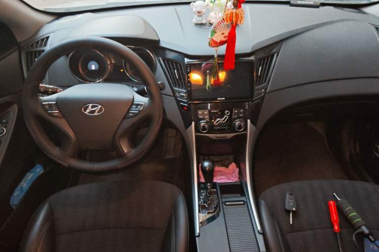 Used Hyundai Sonata 2013 2.0L Automatic Leading Edition Center Console
