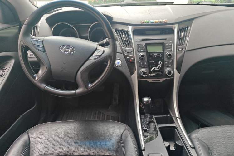 Used Hyundai Sonata 2013 2.0L Automatic Luxury Edition Center Console