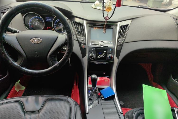 Used Hyundai Sonata 2013 2.0L Automatic Fashion Edition Center Console