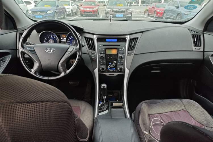 Used Hyundai Sonata 2013 2.0L Automatic Leading Edition Center Console