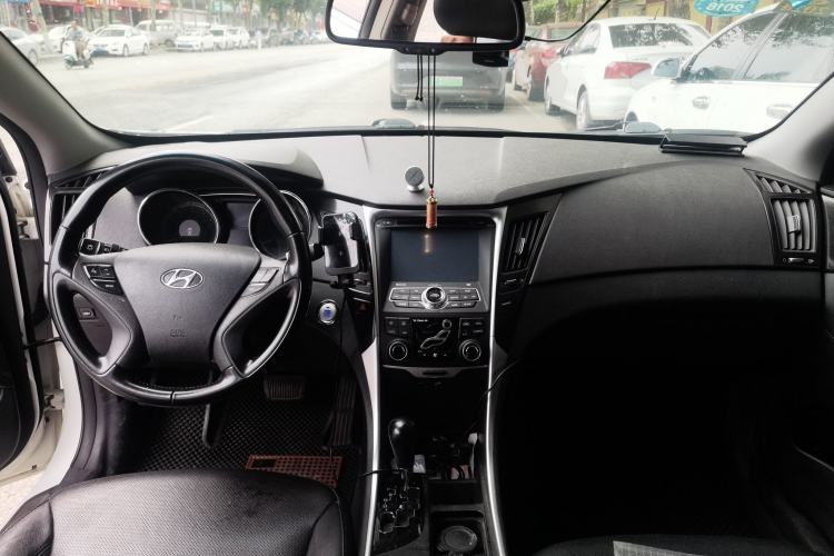 Used Hyundai Sonata 2013 2.4L Automatic Luxury Version China IV Standard Center Console