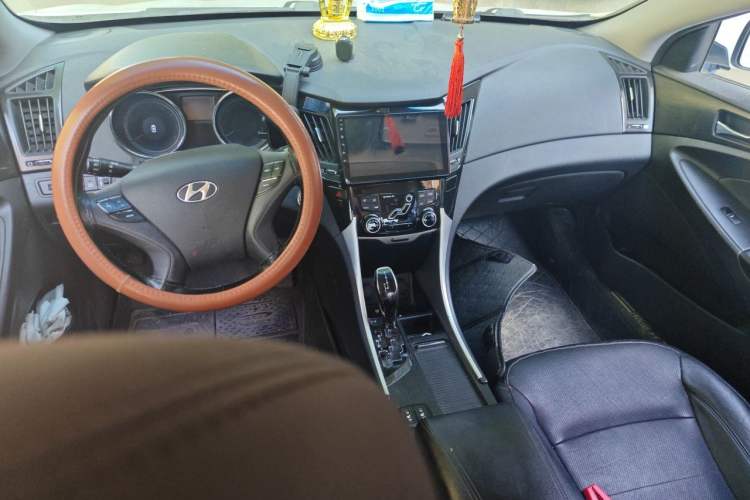 Used Hyundai Sonata 2013 2.0L Automatic Luxury Edition Center Console