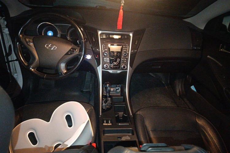 Used Hyundai Sonata 2013 2.0L Automatic Luxury Edition Center Console
