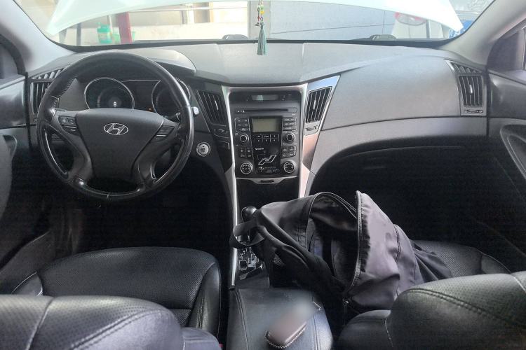 Used Hyundai Sonata 2013 2.4L Automatic Leading Edition China IV Standard Center Console