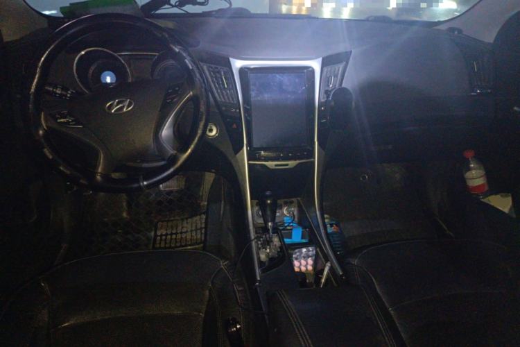 Used Hyundai Sonata 2013 2.4L Automatic Luxury Version China IV Standard Center Console