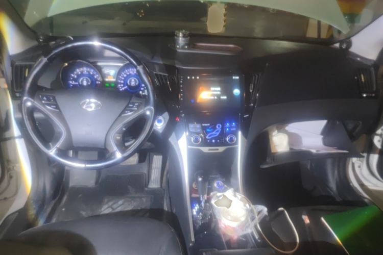 Used Hyundai Sonata 2013 2.4L Automatic Top-Grade Version China IV Standard Center Console