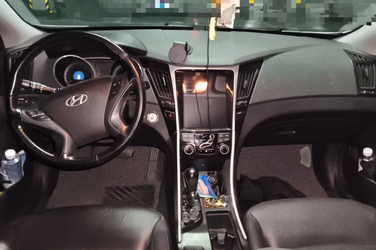 Used Hyundai Sonata 2013 2.4L Automatic Luxury Version China IV Standard Center Console