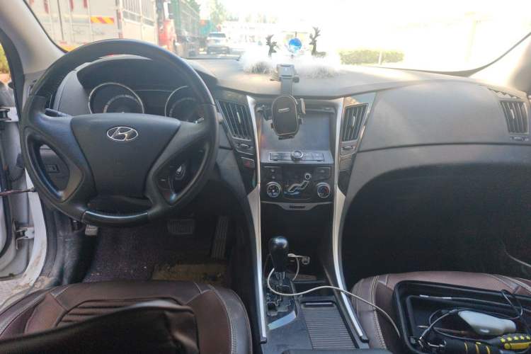 Used Hyundai Sonata 2013 2.0L Automatic Fashion Edition Center Console