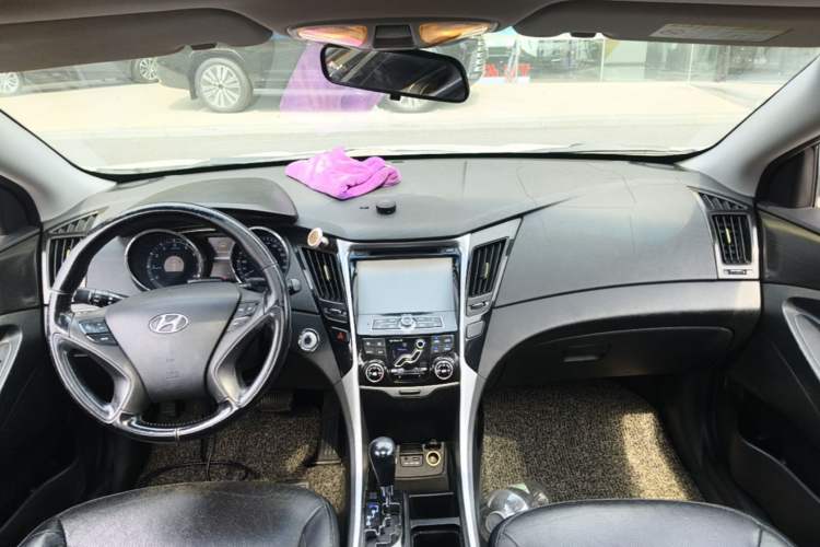 Used Hyundai Sonata 2013 2.0L Automatic Luxury Edition Center Console