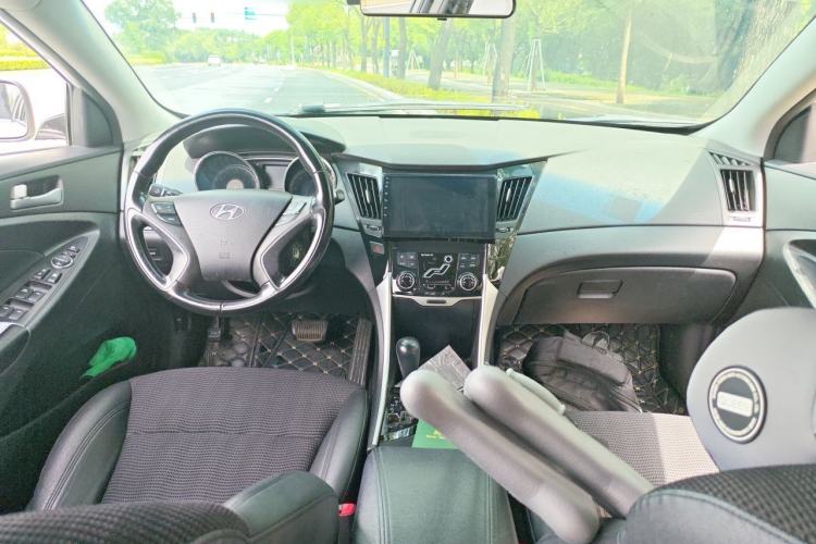 Used Hyundai Sonata 2013 2.0L Automatic Leading Edition Center Console