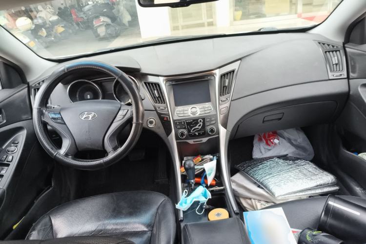 Used Hyundai Sonata 2013 2.4L Automatic Luxury Version China IV Standard Center Console