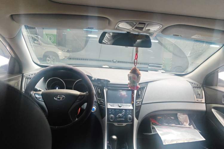 Used Hyundai Sonata 2013 2.4L Automatic Leading Edition China IV Standard Center Console