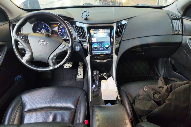 Used Hyundai Sonata 2013 2.4L Automatic Luxury Version China IV Standard Center Console