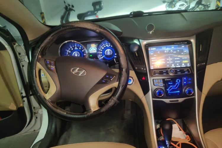 Used Hyundai Sonata 2013 2.0L Automatic Luxury Edition Center Console