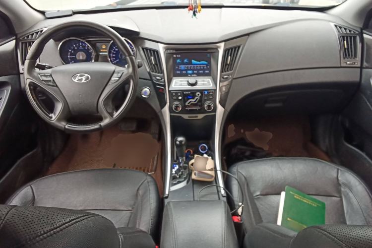 Used Hyundai Sonata 2013 2.0L Automatic Luxury Edition Center Console