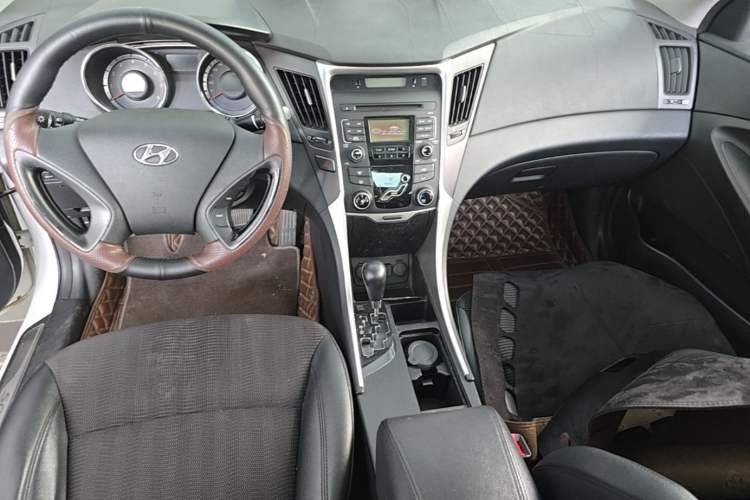Used Hyundai Sonata 2013 2.0L Automatic Fashion Edition Center Console