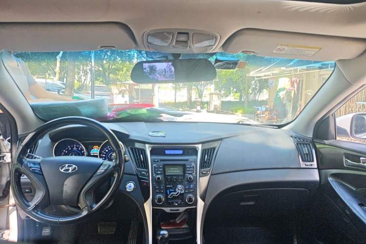 Used Hyundai Sonata 2013 2.0L Automatic Luxury Edition Center Console