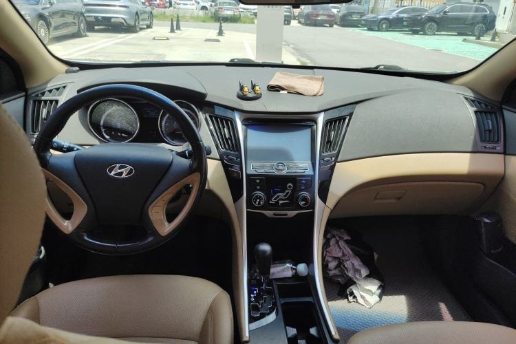 Used Hyundai Sonata 2013 2.0L Automatic Fashion Edition Center Console