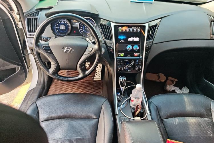 Used Hyundai Sonata 2013 2.4L Automatic Leading Edition China IV Standard Center Console
