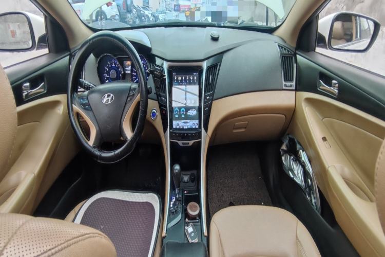 Used Hyundai Sonata 2013 2.4L Automatic Luxury Version China IV Standard Center Console