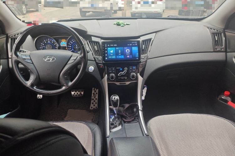 Used Hyundai Sonata 2013 2.4L Automatic Leading Edition China IV Standard Center Console