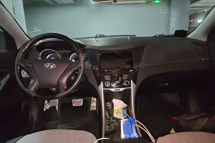 Used Hyundai Sonata 2013 2.0L Automatic Fashion Edition Center Console
