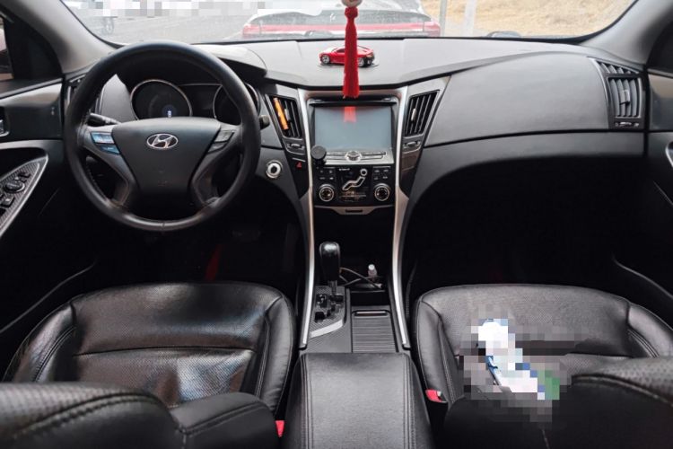 Used Hyundai Sonata 2013 2.4L Automatic Leading Edition China IV Standard Center Console