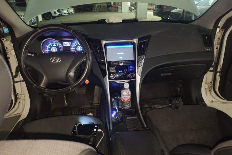 Used Hyundai Sonata 2013 2.0L Automatic Fashion Edition Center Console