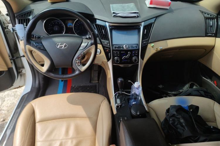 Used Hyundai Sonata 2013 2.4L Automatic Leading Edition China IV Standard Center Console