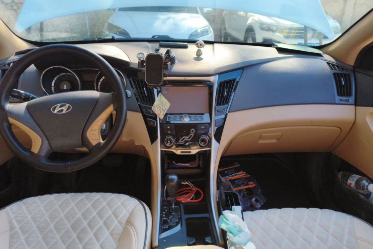 Used Hyundai Sonata 2013 2.0L Automatic Fashion Edition Center Console