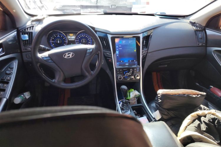 Used Hyundai Sonata 2013 2.4L Automatic Leading Edition China IV Standard Center Console
