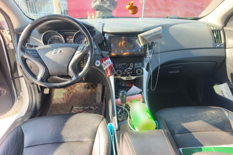 Used Hyundai Sonata 2013 2.4L Automatic Luxury Version China IV Standard Center Console