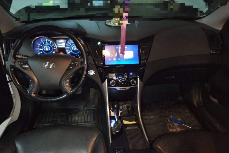 Used Hyundai Sonata 2013 2.4L Automatic Luxury Version China IV Standard Center Console
