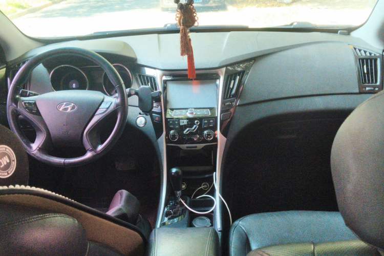 Used Hyundai Sonata 2013 2.4L Automatic Leading Edition China IV Standard Center Console