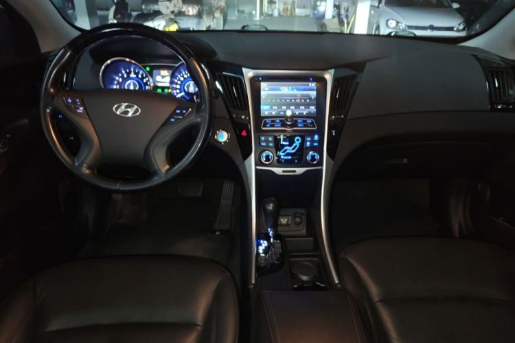 Used Hyundai Sonata 2013 2.4L Automatic Leading Edition China IV Standard Center Console