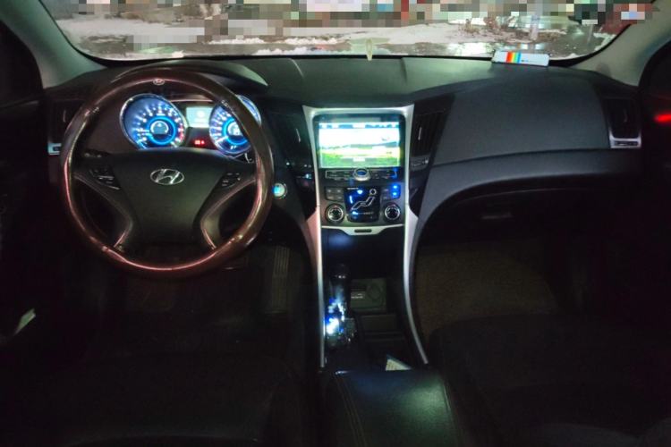 Used Hyundai Sonata 2013 2.4L Automatic Leading Edition China IV Standard Center Console