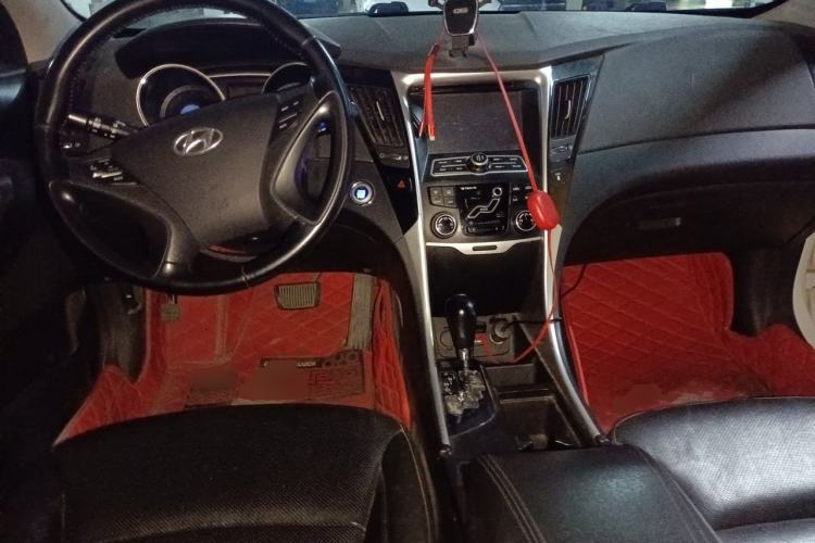 Used Hyundai Sonata 2013 2.4L Automatic Leading Edition China IV Standard Center Console