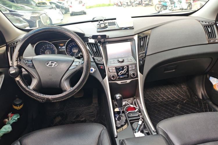 Used Hyundai Sonata 2013 2.0L Automatic Luxury Edition Center Console