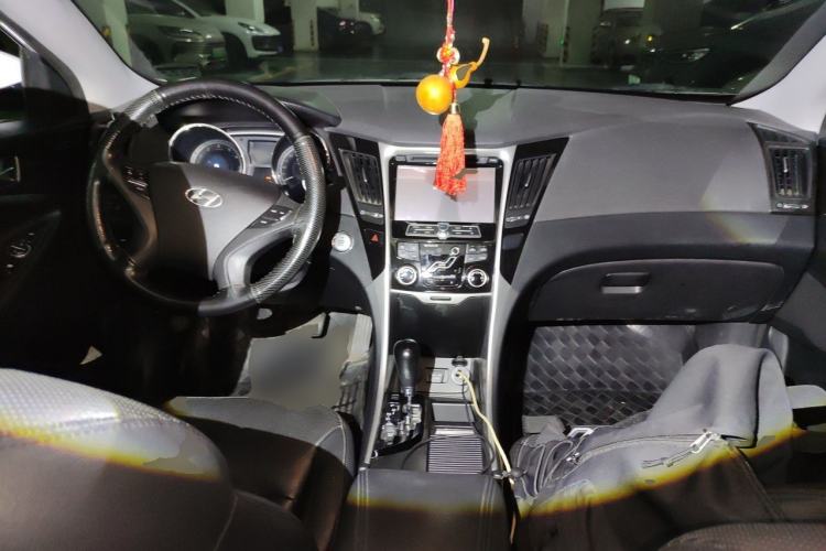 Used Hyundai Sonata 2013 2.0L Automatic Luxury Edition Center Console
