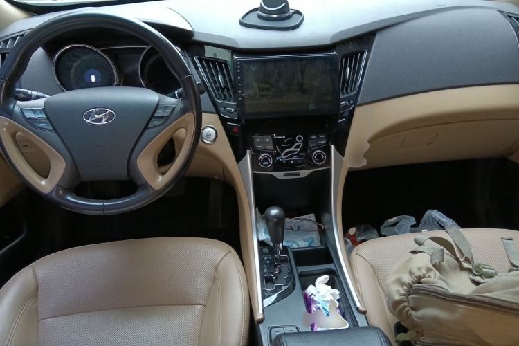 Used Hyundai Sonata 2013 2.4L Automatic Luxury Version China IV Standard Center Console