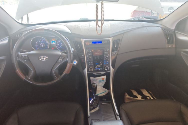 Used Hyundai Sonata 2013 2.4L Automatic Leading Edition China IV Standard Center Console