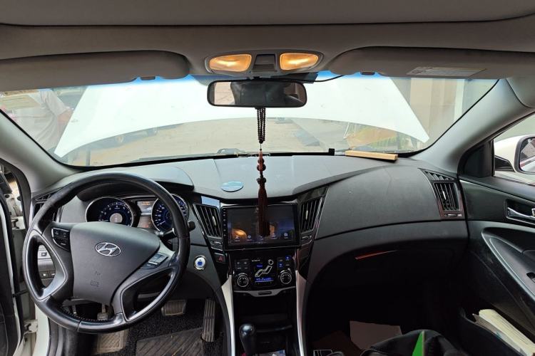 Used Hyundai Sonata 2013 2.0L Automatic Luxury Edition Center Console