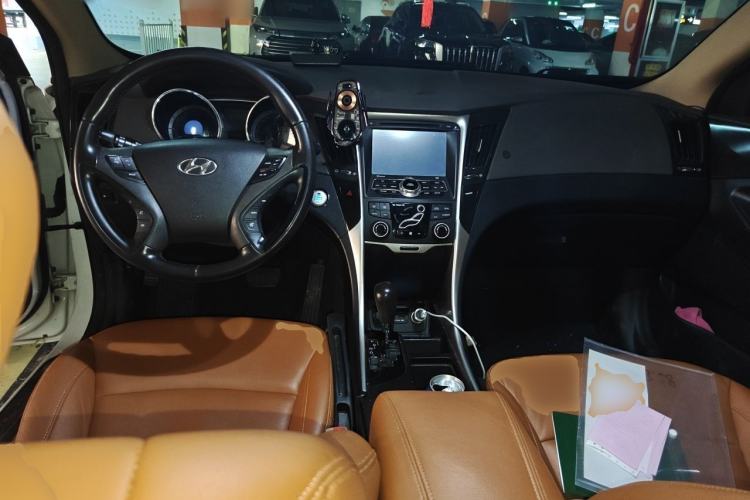 Used Hyundai Sonata 2013 2.4L Automatic Luxury Version China IV Standard Center Console
