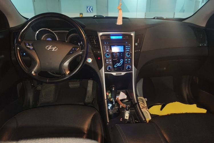 Used Hyundai Sonata 2013 2.0L Automatic Luxury Edition Center Console