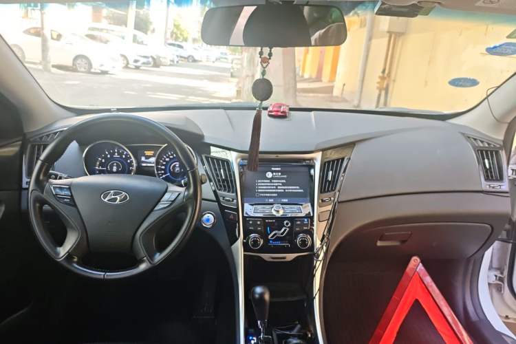 Used Hyundai Sonata 2013 2.0L Automatic Prestige Edition Center Console