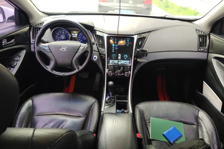 Used Hyundai Sonata 2013 2.4L Automatic Leading Edition China IV Standard Center Console