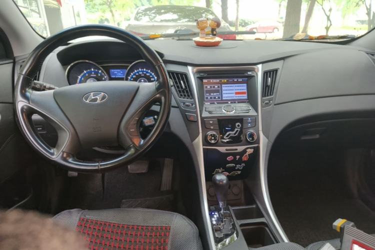 Used Hyundai Sonata 2013 2.0L Automatic Fashion Edition Center Console